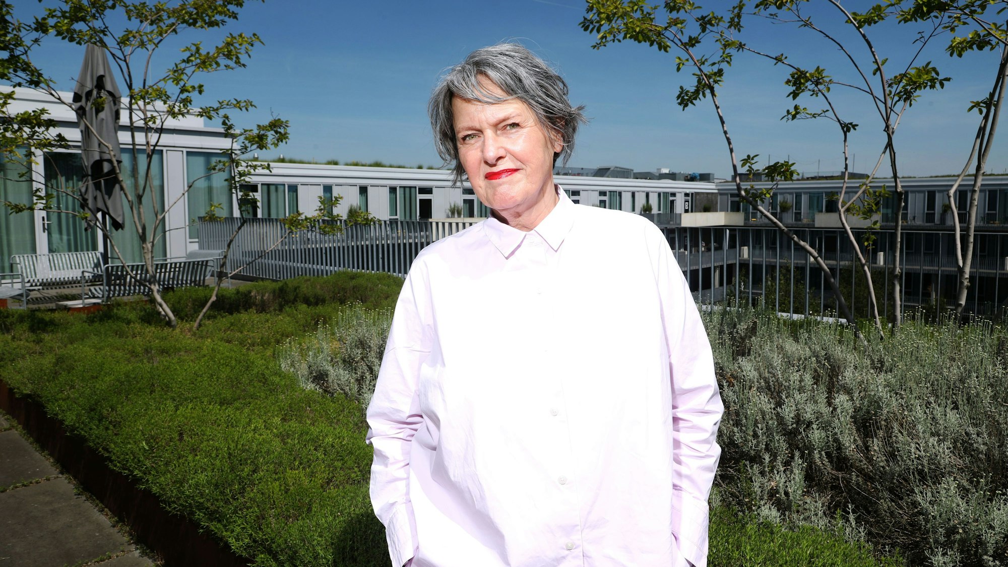 Innenarchitektin Monika Lepel auf der Dachterrasse ihres Büros im Clouth-Quartier in Nippes.