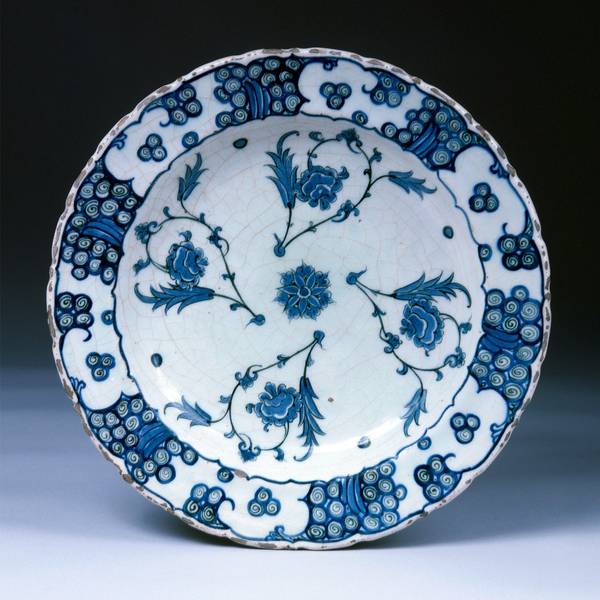 Eine Porzellanschüssel mit blauem Pflanzendekor.