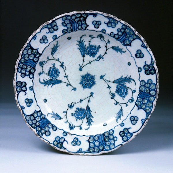 Eine Porzellanschüssel mit blauem Pflanzendekor.