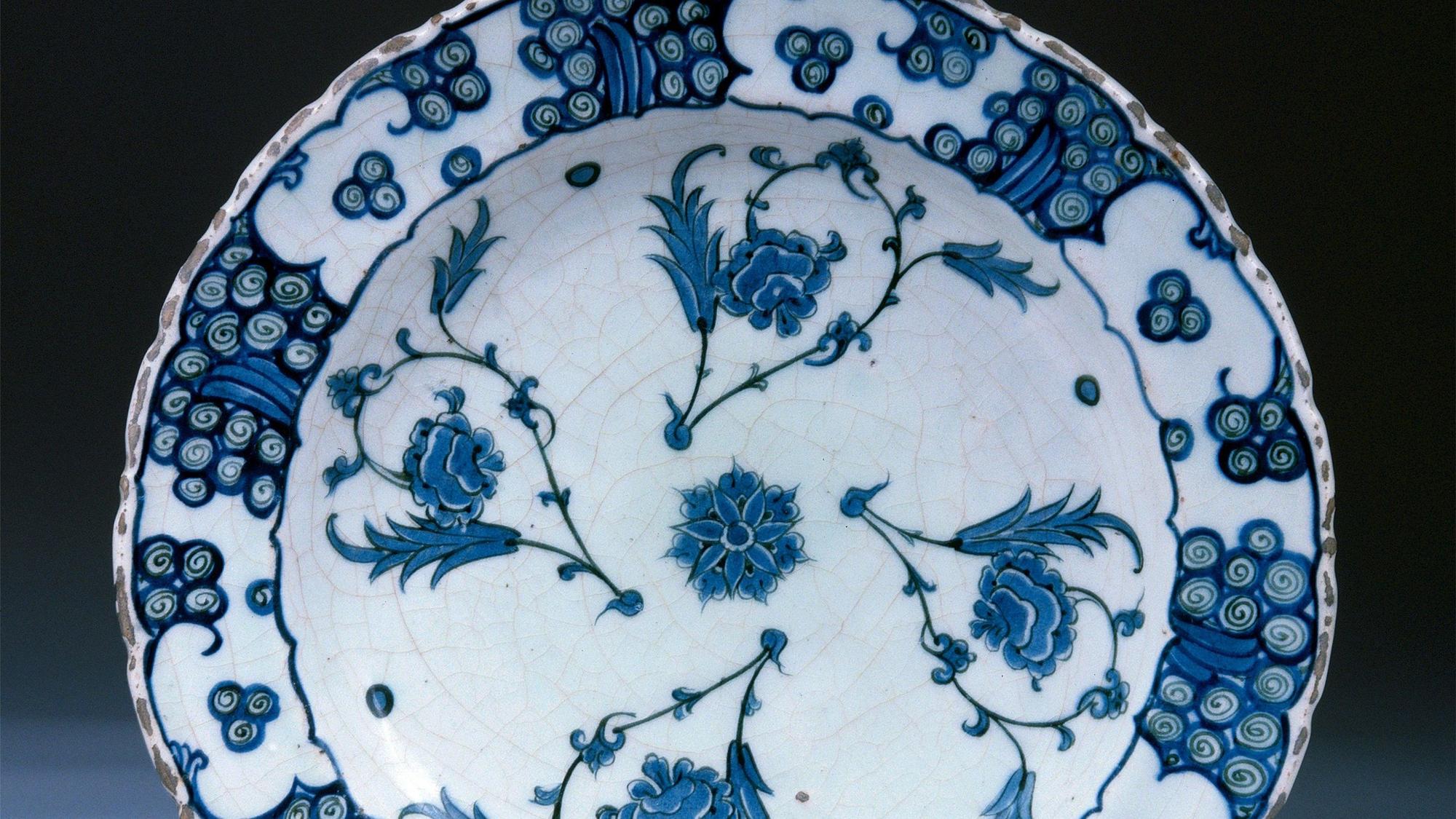 Eine Porzellanschüssel mit blauem Pflanzendekor.
