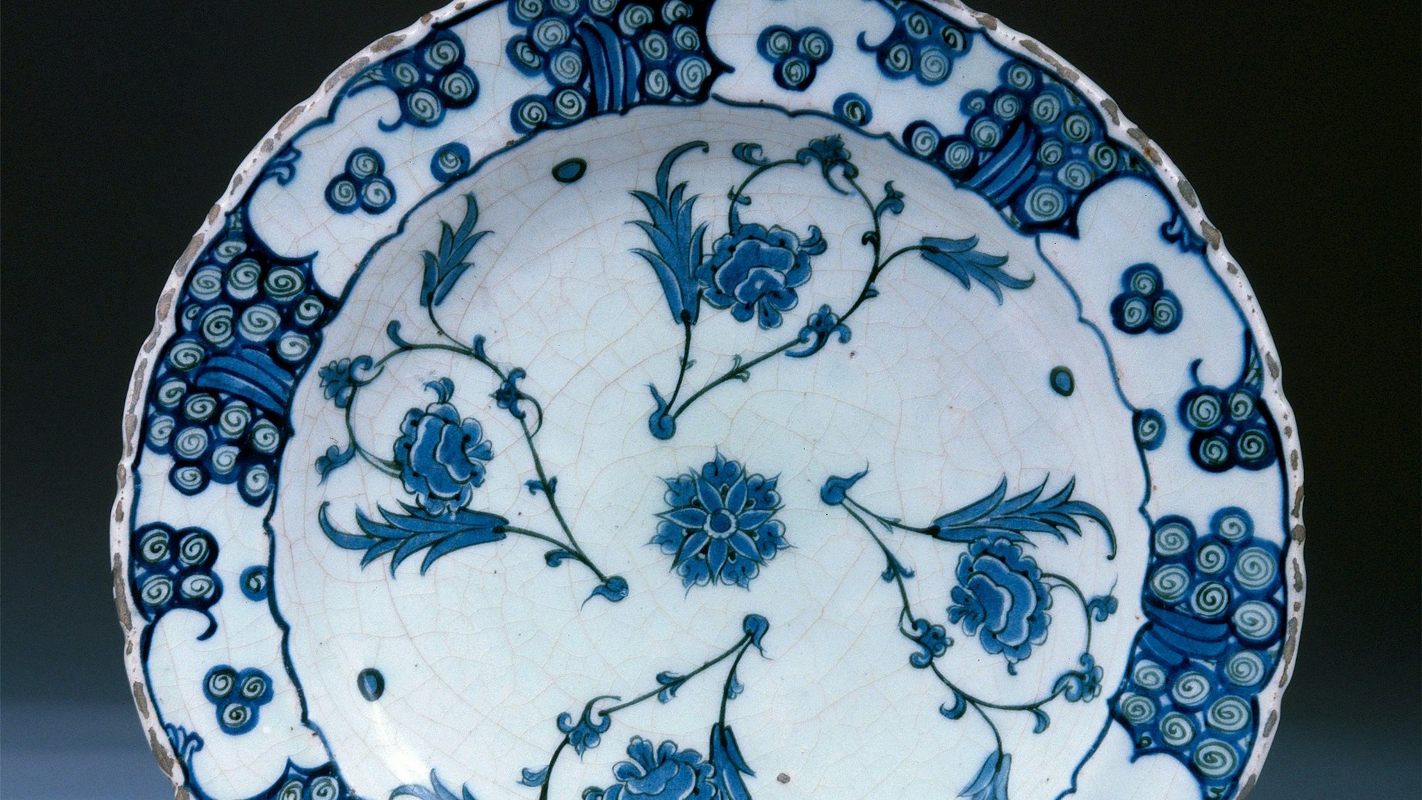 Eine Porzellanschüssel mit blauem Pflanzendekor.