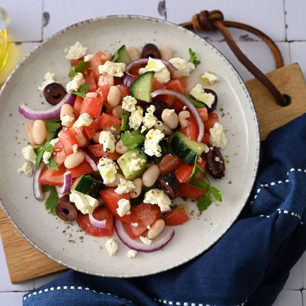 Griechischer Klassiker: Der Bauernsalat vereint knackig-frisches Gemüse mit mediterranen Aromen.