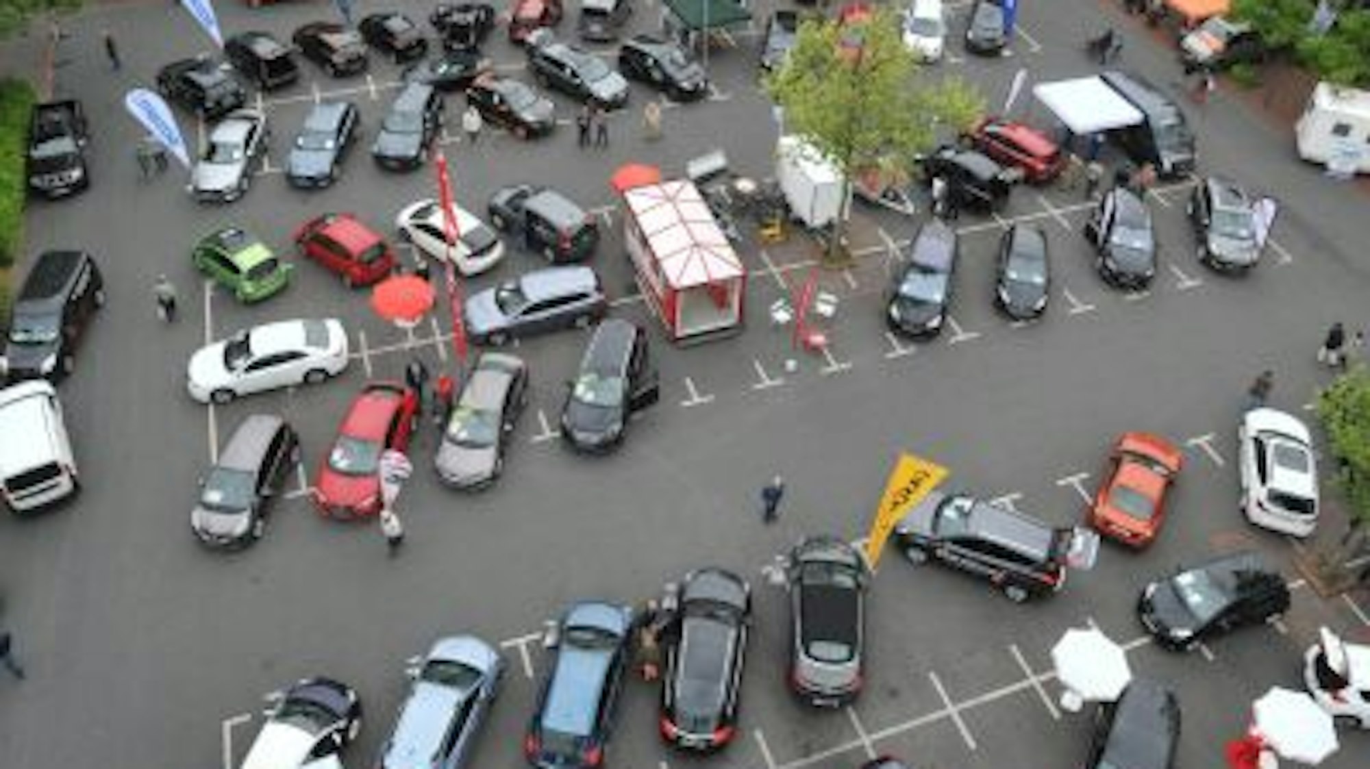 Autos stehen auf dem Opladener Marktplatz.