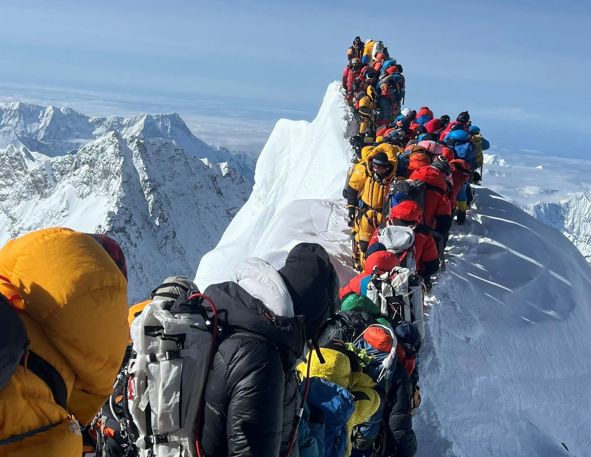 Bergsteiger und Bergführer stehen zwischen dem Südgipfel und der Hillary-Stufe des Mount Everest. (Foto Archiv)