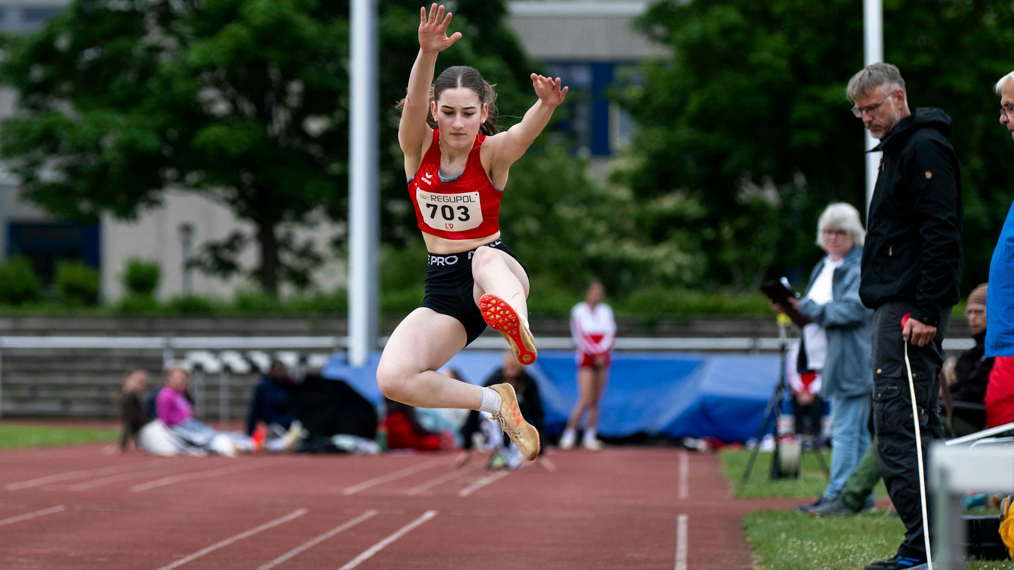 Das Bild zeigt Amelie Böhling in der Luft beim Weitsprung.
