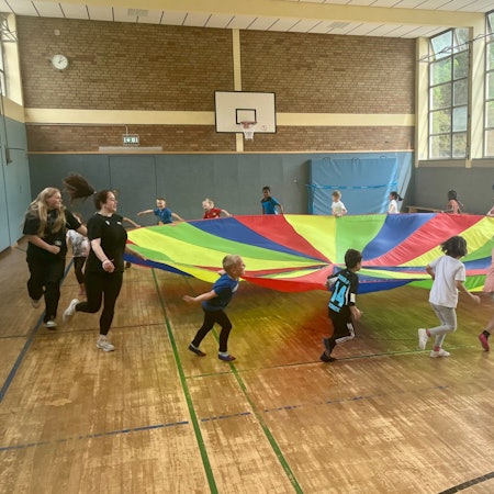 Kinder in Sporthalle.