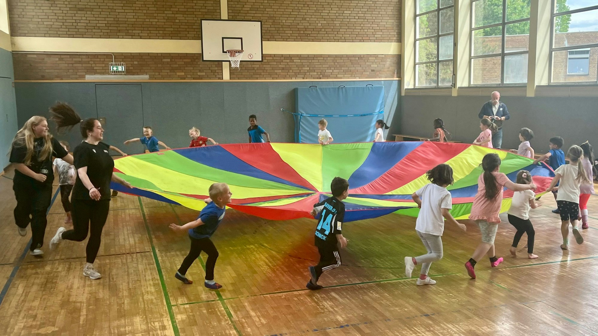 Kinder in Sporthalle.