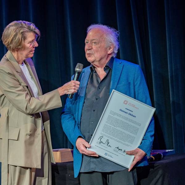 Osman Okkan erhält den Ehrenpreis und wird von Bettina Böttinger befragt.