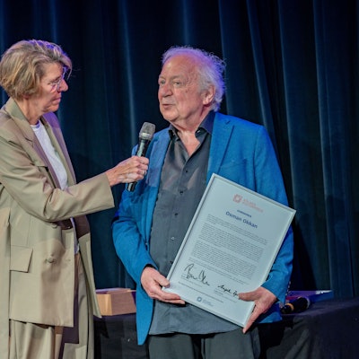 Osman Okkan erhält den Ehrenpreis und wird von Bettina Böttinger befragt.