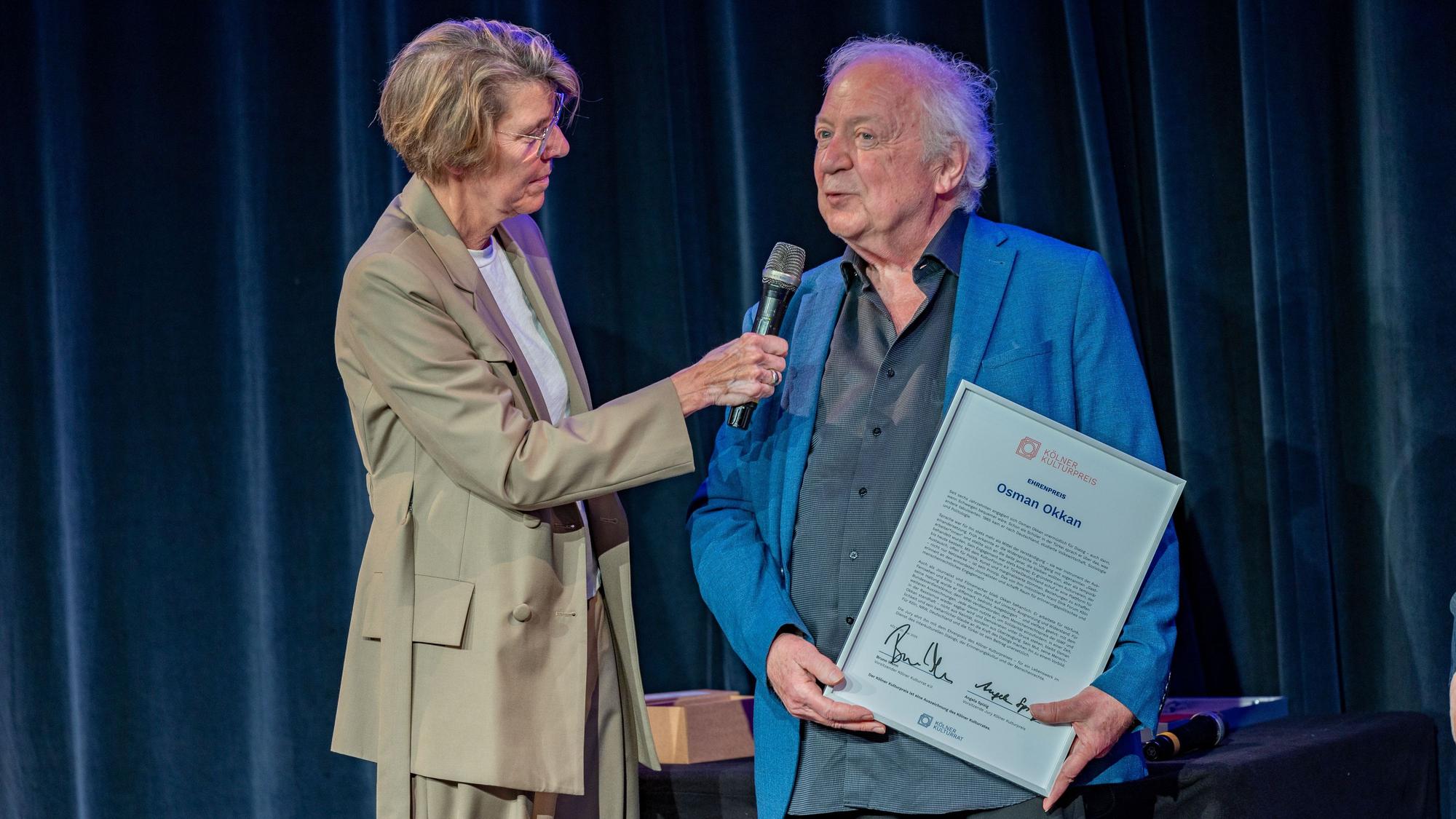 Osman Okkan erhält den Ehrenpreis und wird von Bettina Böttinger befragt.