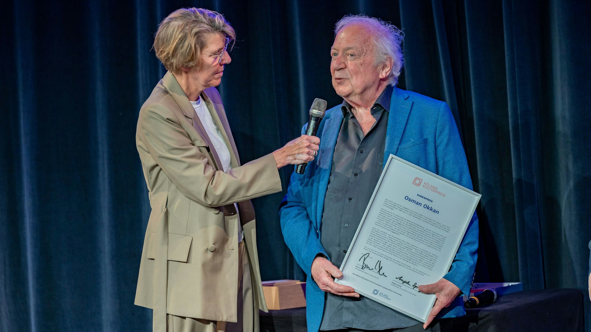 Osman Okkan erhält den Ehrenpreis und wird von Bettina Böttinger befragt.