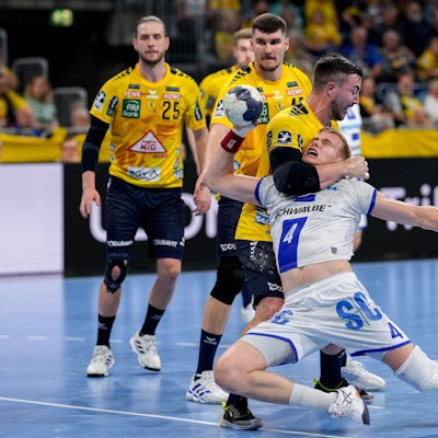 Löwe Jannik Kohlbacher nimmt VfL-Kreisläufer Ellidi Vidarsson in den Schwitzkasten.