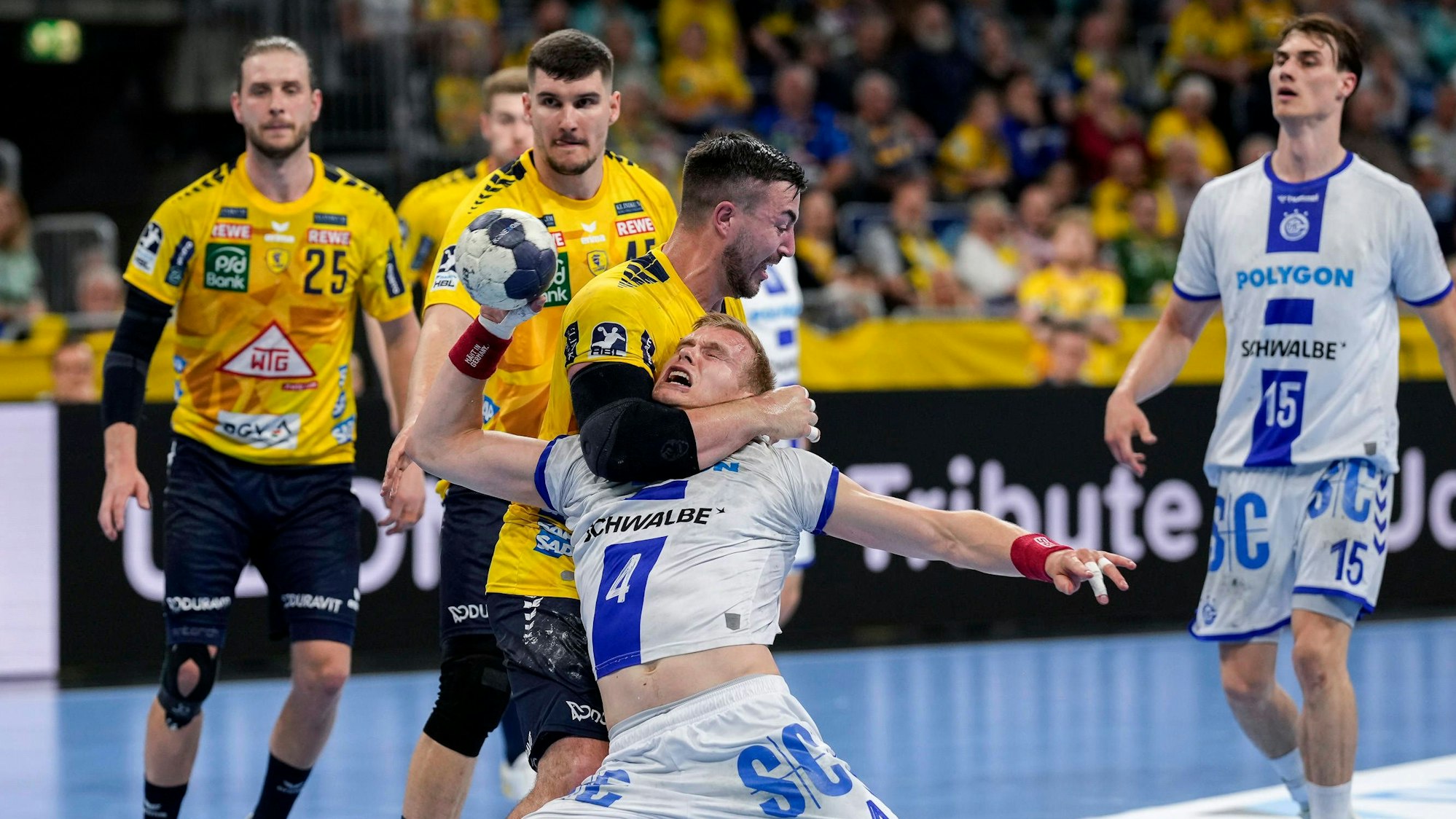 Löwe Jannik Kohlbacher nimmt VfL-Kreisläufer Ellidi Vidarsson in den Schwitzkasten.