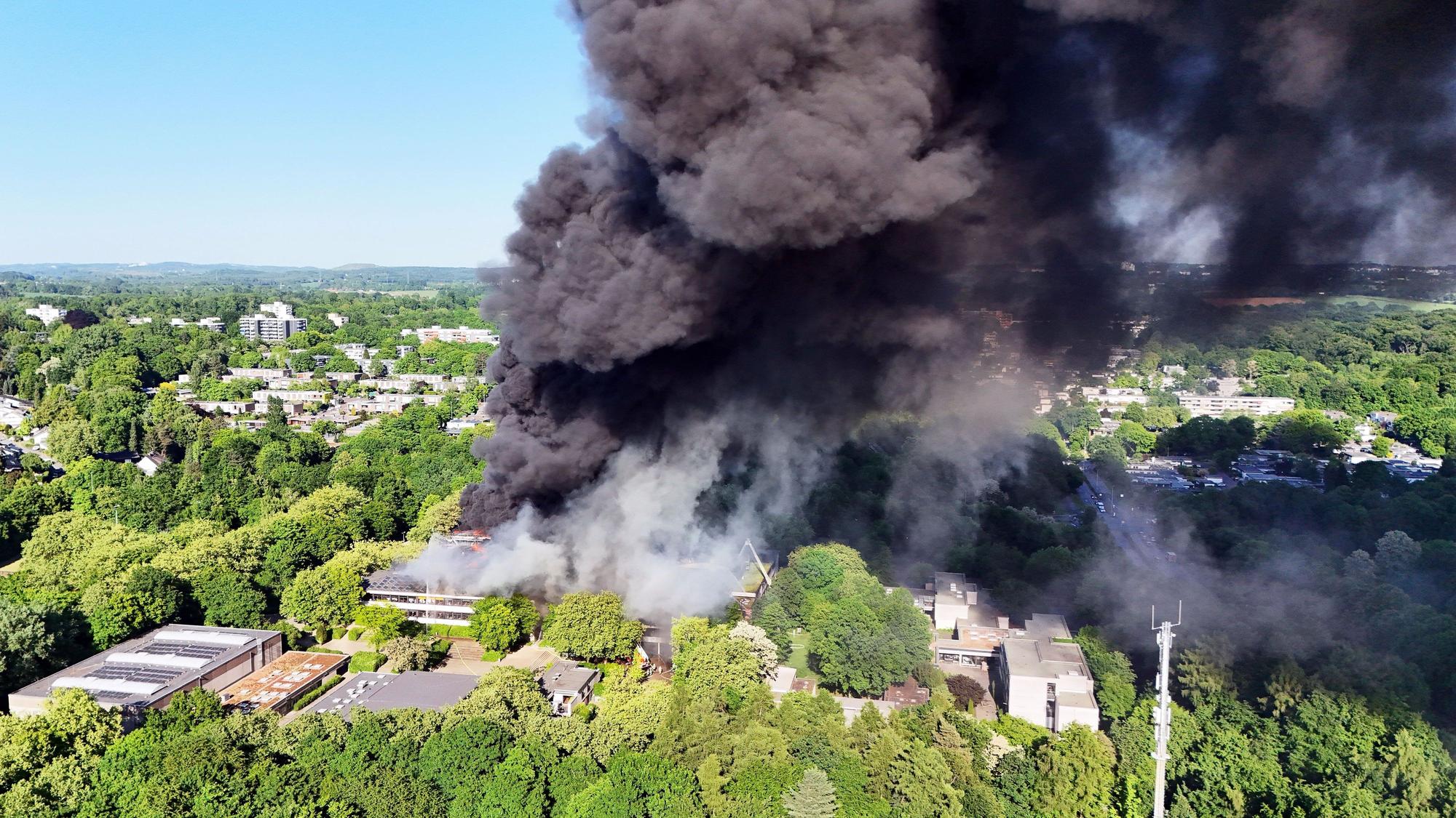Eine schwarze Rauchwolke war bei dem verheerenden Brand in zwei Schulen in Erkrath bei Düsseldorf entstanden.