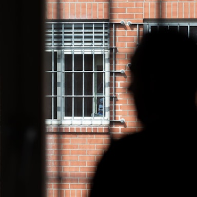 Büren: Ein Insasse steht vor einem vergitterten Fenster in der Unterbringungseinrichtung für Ausreisepflichtige in Büren.