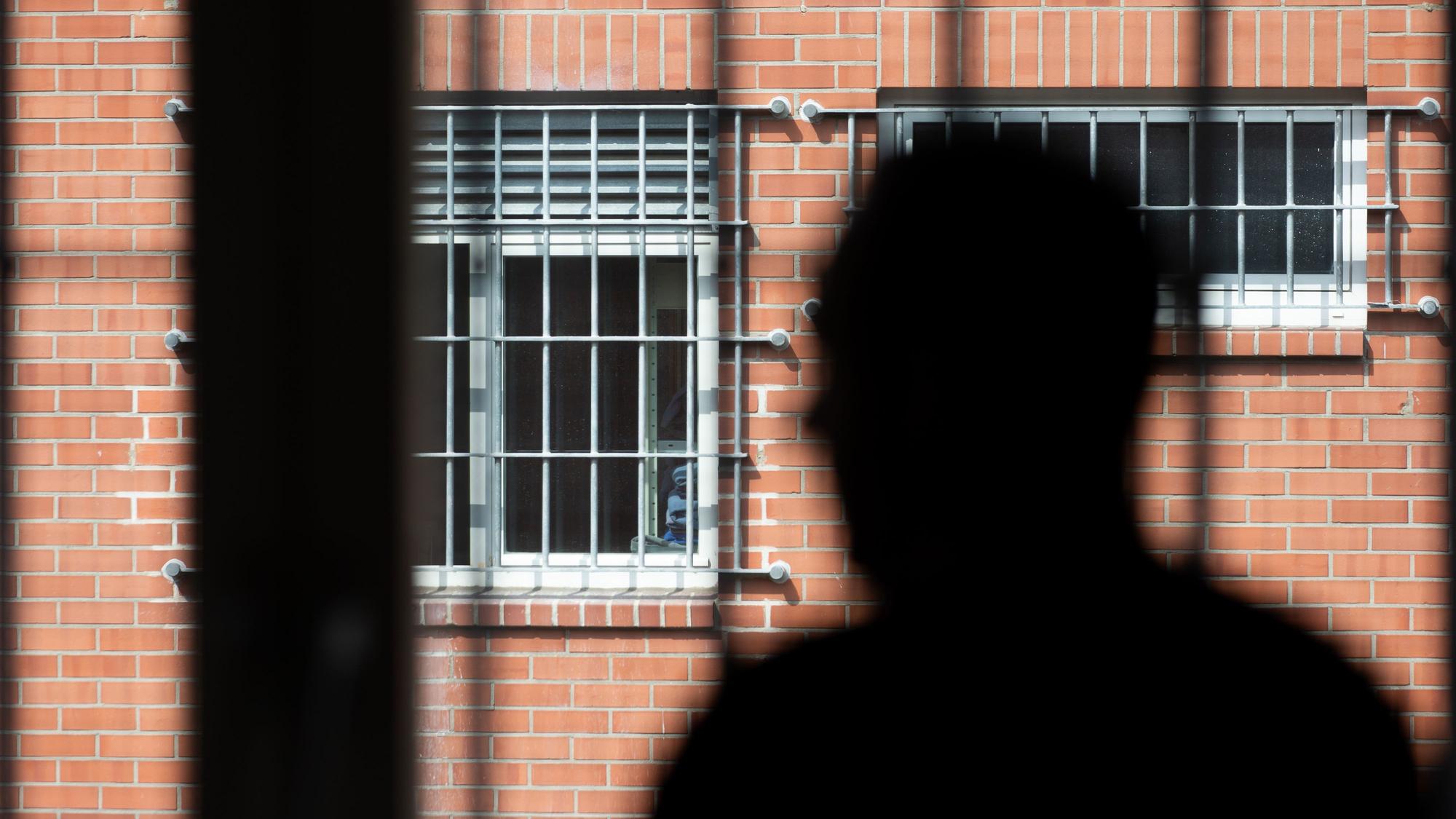 Büren: Ein Insasse steht vor einem vergitterten Fenster in der Unterbringungseinrichtung für Ausreisepflichtige in Büren.