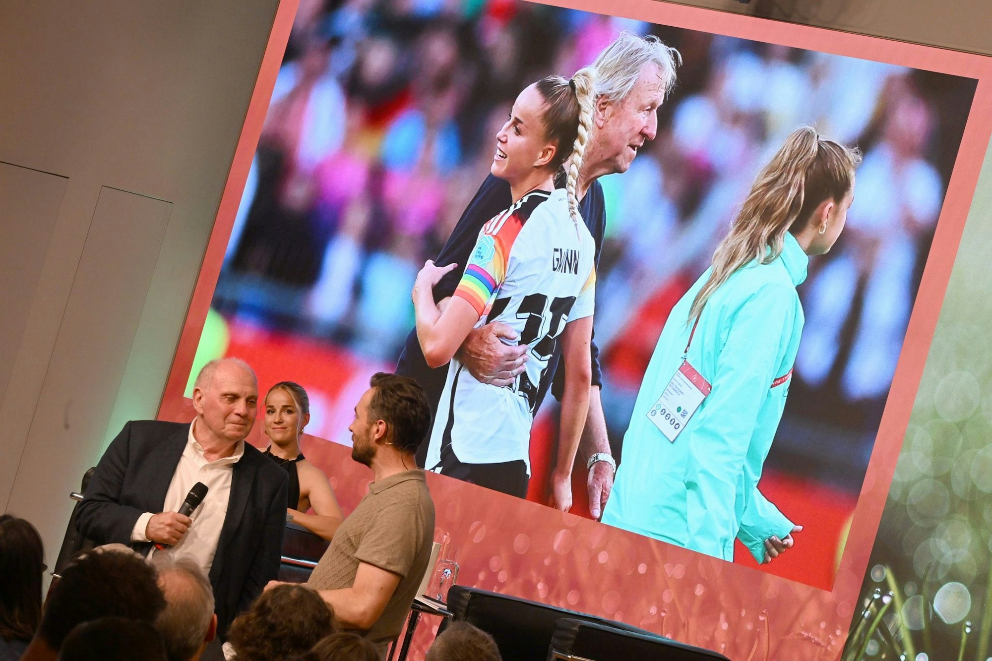 Uli Hoeneß (l) bot Giulia Gwinn seine Hilfe an.