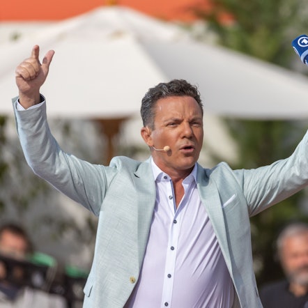 Moderator Stefan Mross steht während der Live-Übertragung der Sendung „Immer wieder sonntags“ in der Arena.