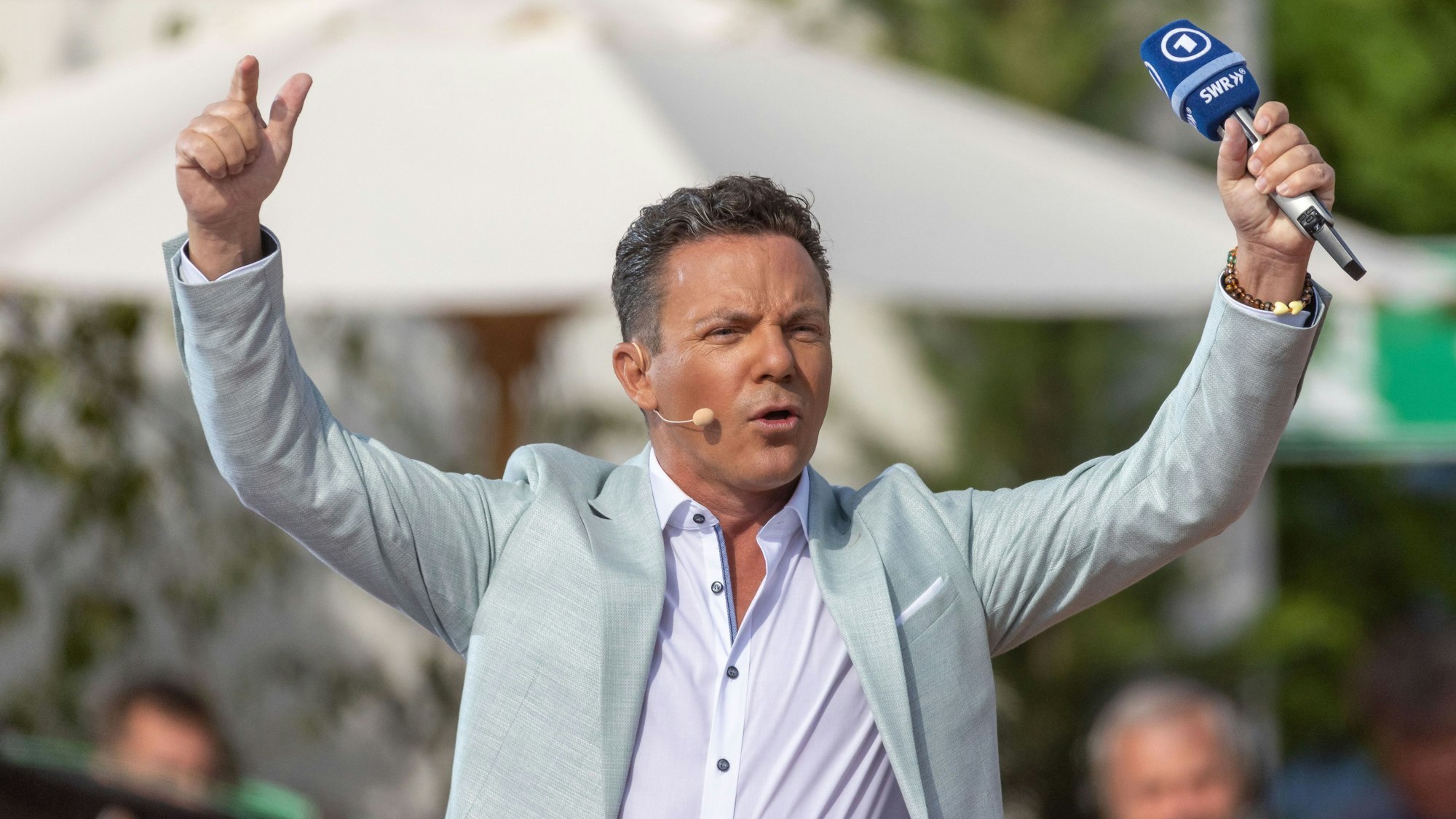 Moderator Stefan Mross steht während der Live-Übertragung der Sendung „Immer wieder sonntags“ in der Arena.