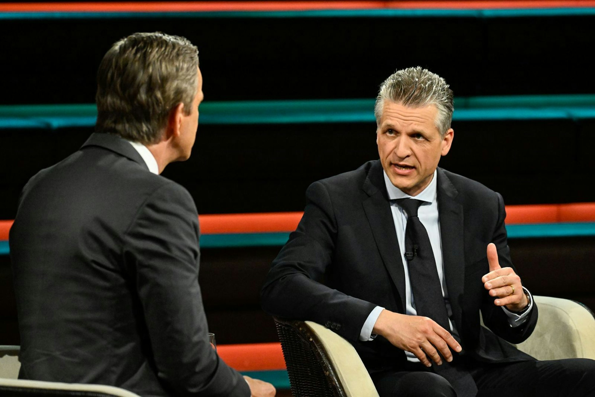 „Das Asylrecht sagt nirgendwo, dass man sich das Land seines Aufenthaltes aussuchen kann“: Kanzleramtschef Thorsten Frei (rechts) verteidigte bei „Markus Lanz“ die Asylpolitik der neuen Regierung. (Bild: ZDF / Markus Hertrich)