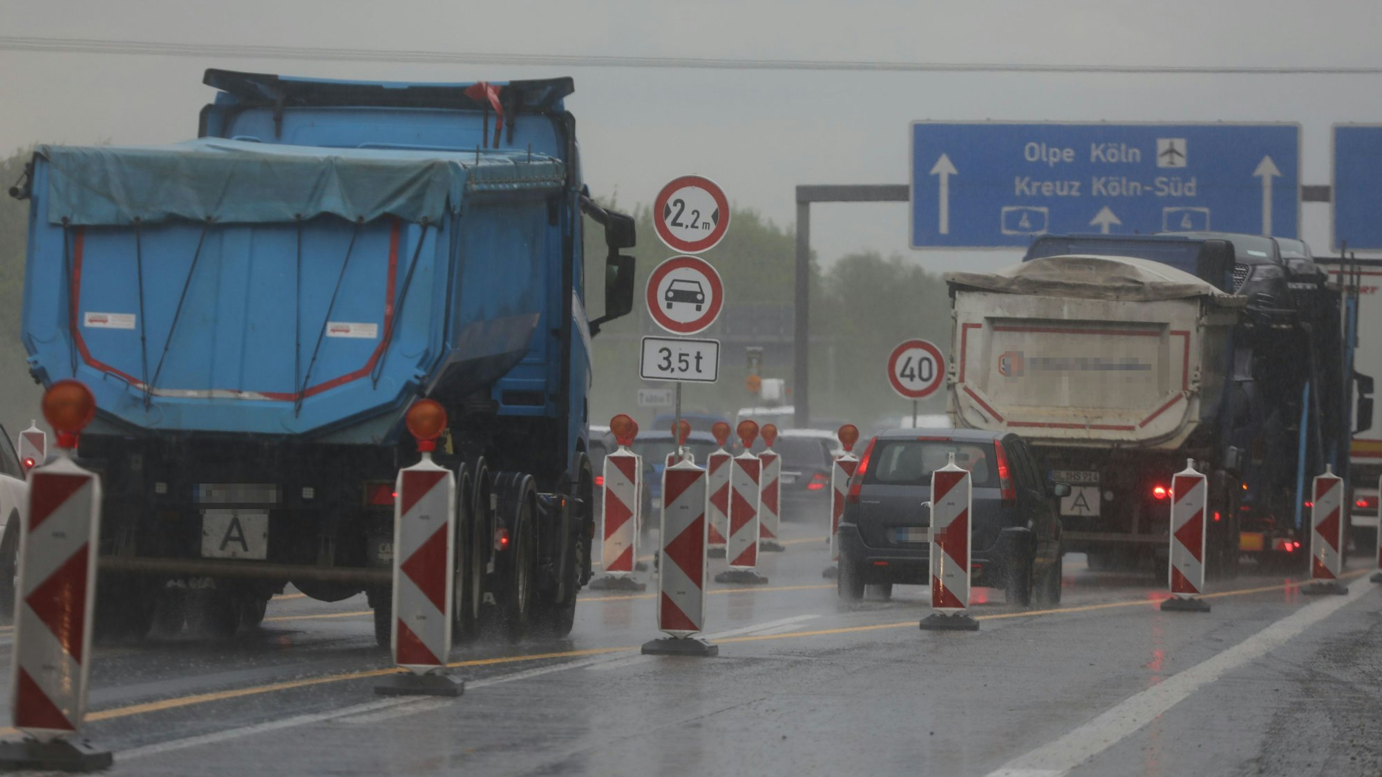 Zu sehen ist eine Baustelle auf einer Autobahn.