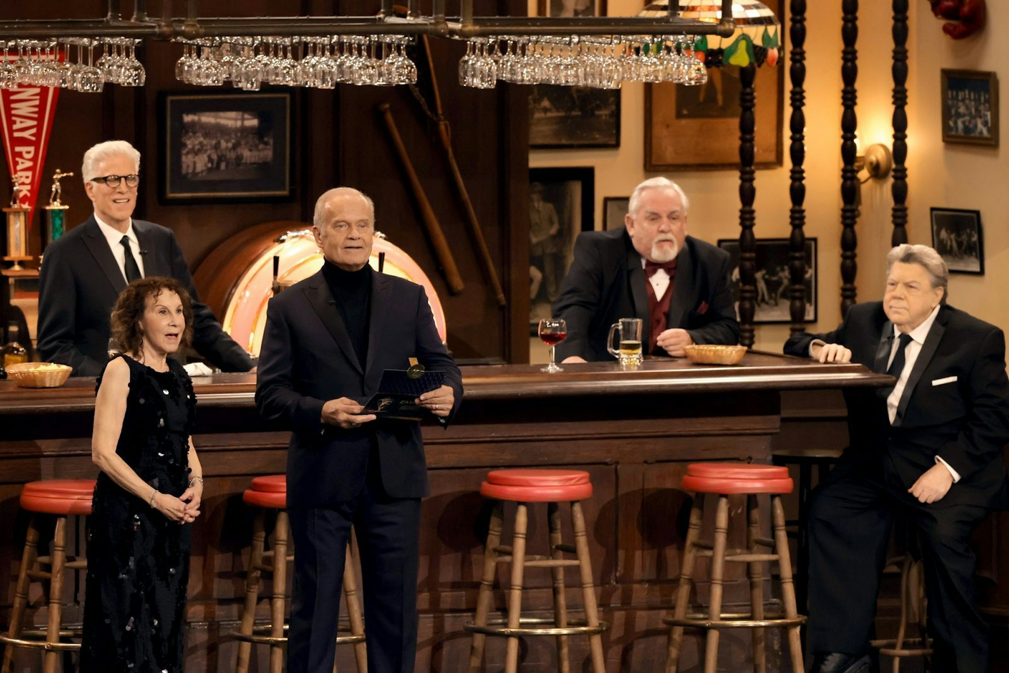 Bei der Emmy-Verleihung 2024 standen die Stars von „Cheers“ noch einmal gemeinsam auf der Bühne: (von links) Ted Danson, Rhea Perlman, Kelsey Grammer, John Ratzenberger und George Wendt. (Bild: Kevin Winter/Getty Images)