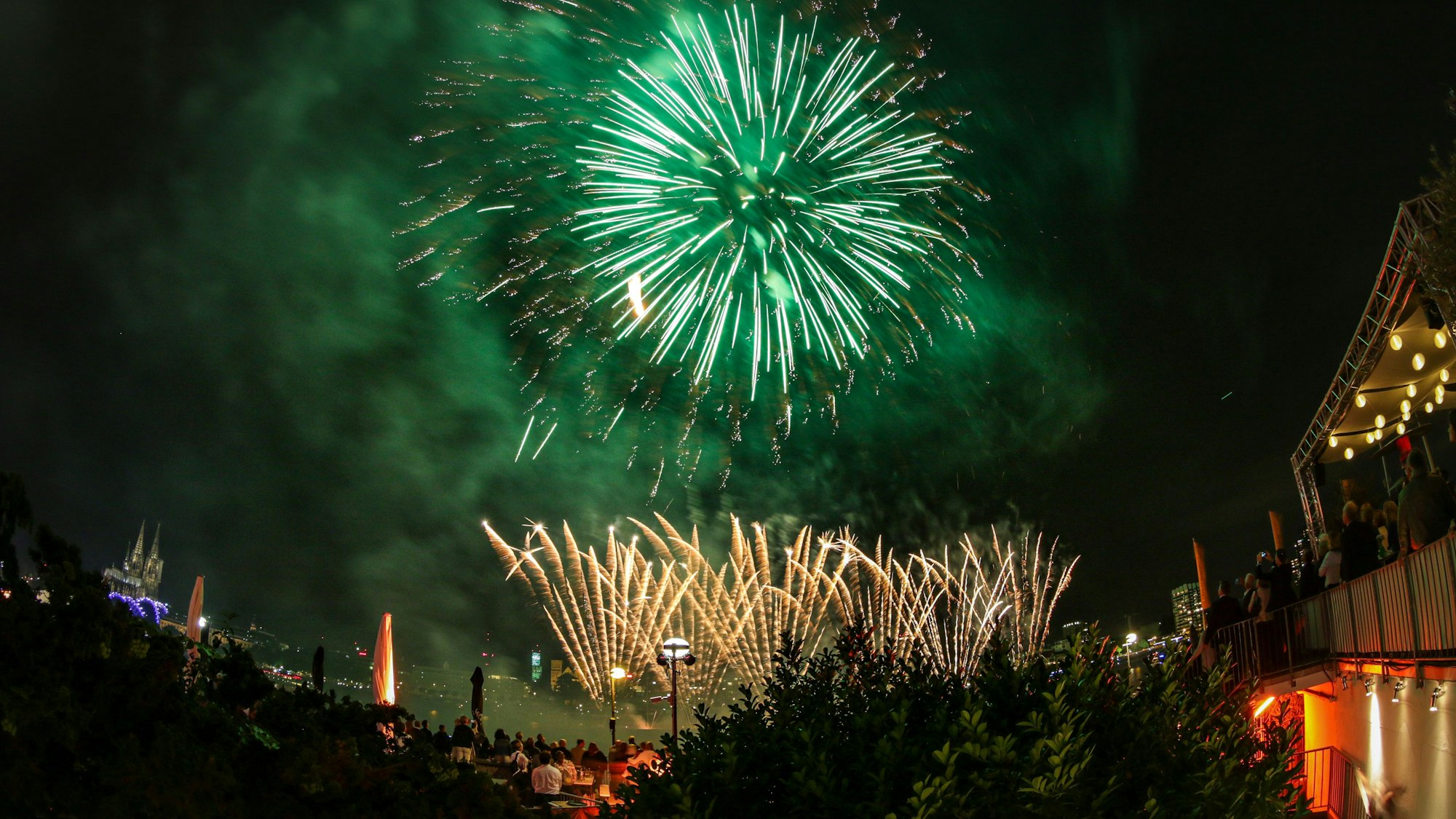 13.07.2019, Köln: Feuerwerkskörper explodieren beim Höhenfeuerwerk "Kölner Lichter" am Himmel. Foto: Matthias Heinekamp - Feuerwerk -