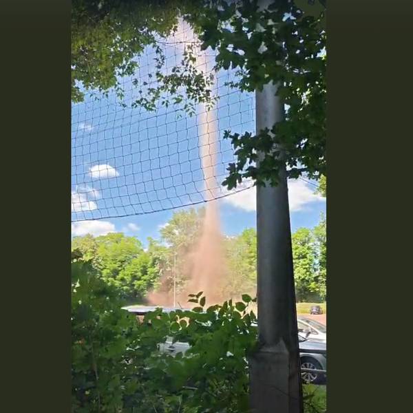 Windhose in Bergisch Gladbach, aufgenommen von Henrik Beuning auf dem Aschenplatz am Bergisch Gladbacher Stadion Belkaw-Arena