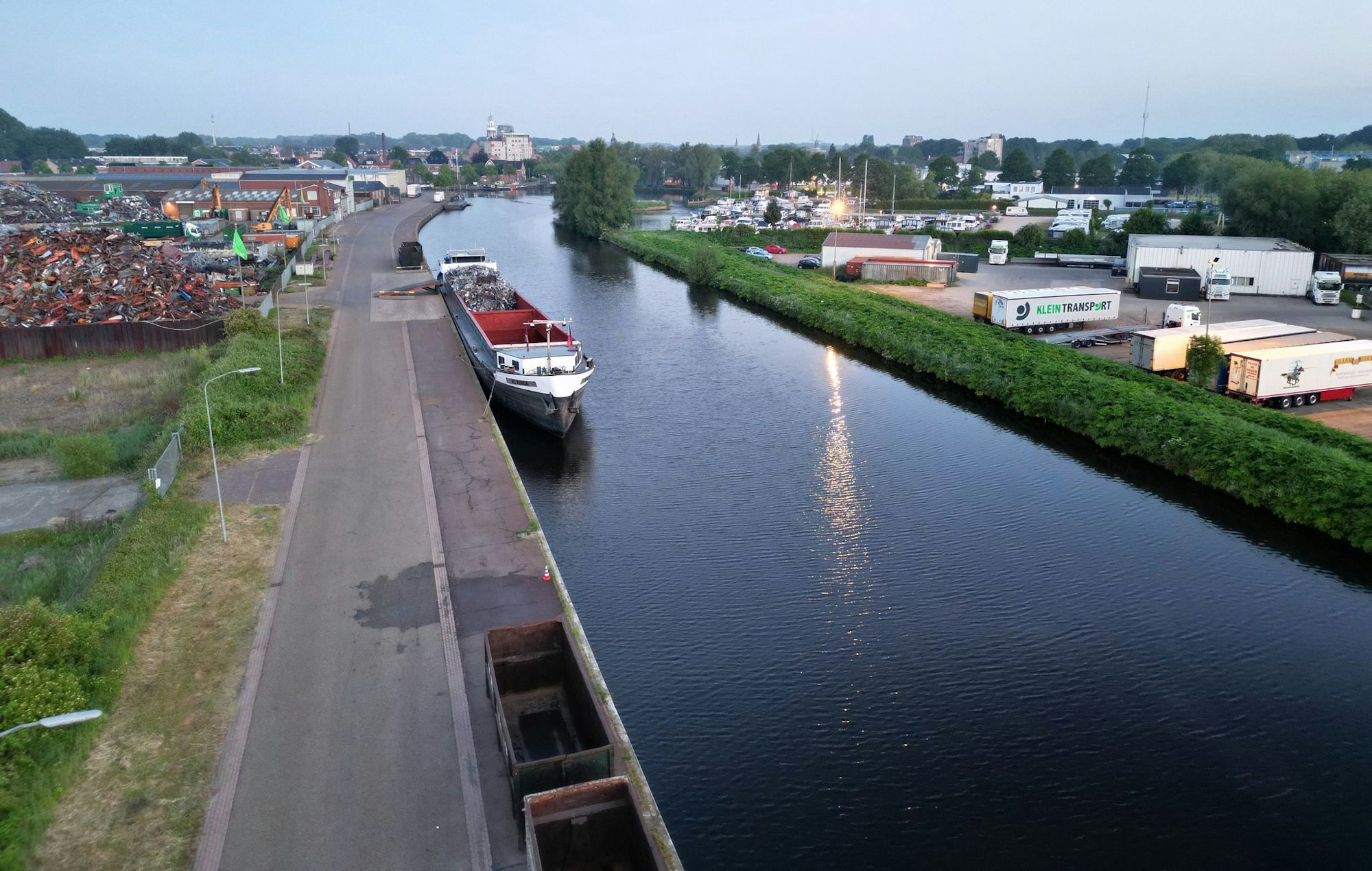 Das Auto wurde im Kanal von Winschoten nahe der deutschen Grenze entdeckt.