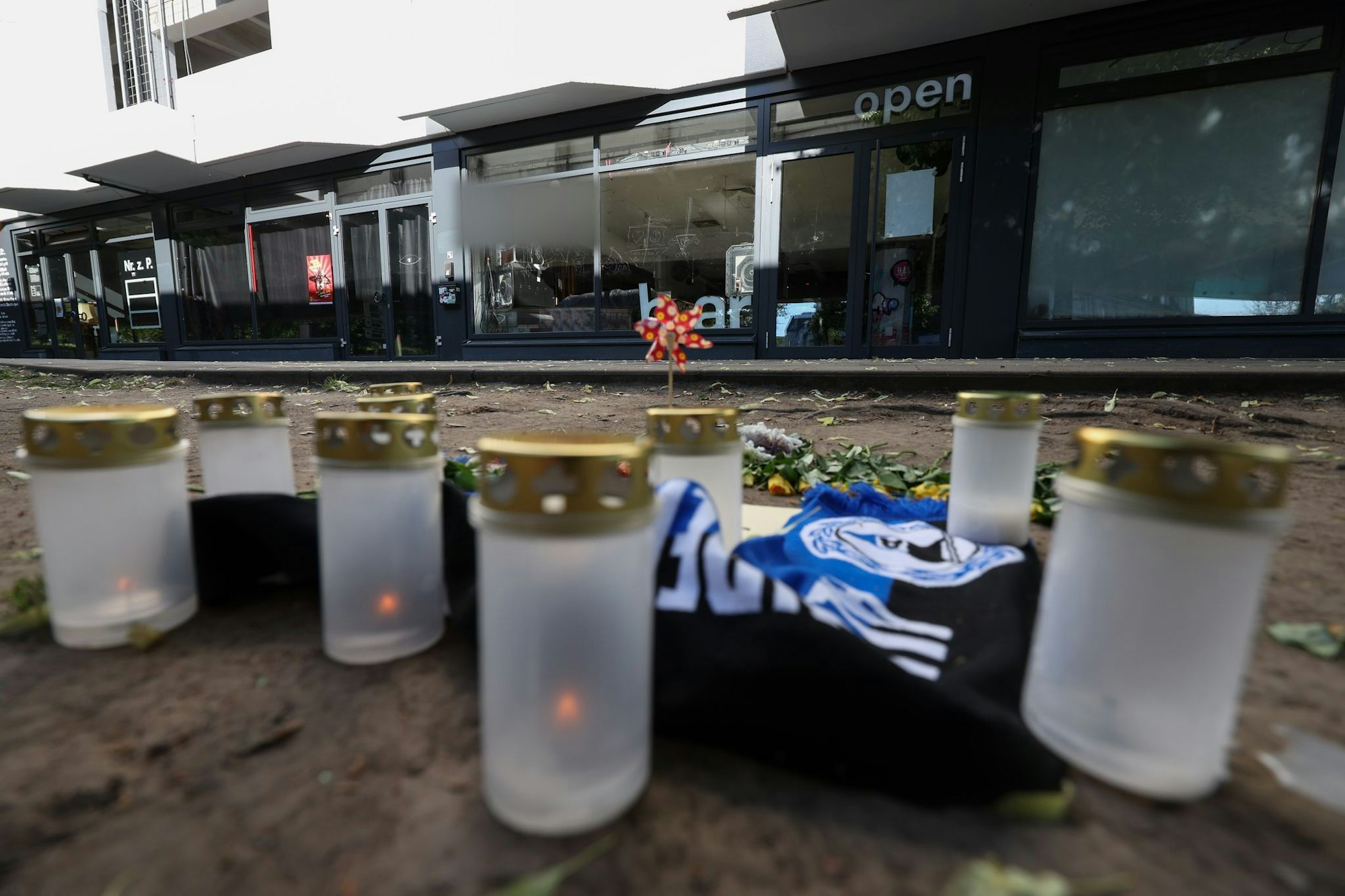 Vor der Bielefelder Bar hatten in der Nacht auch Fußballfans den Aufstieg ihrer Mannschaft gefeiert.