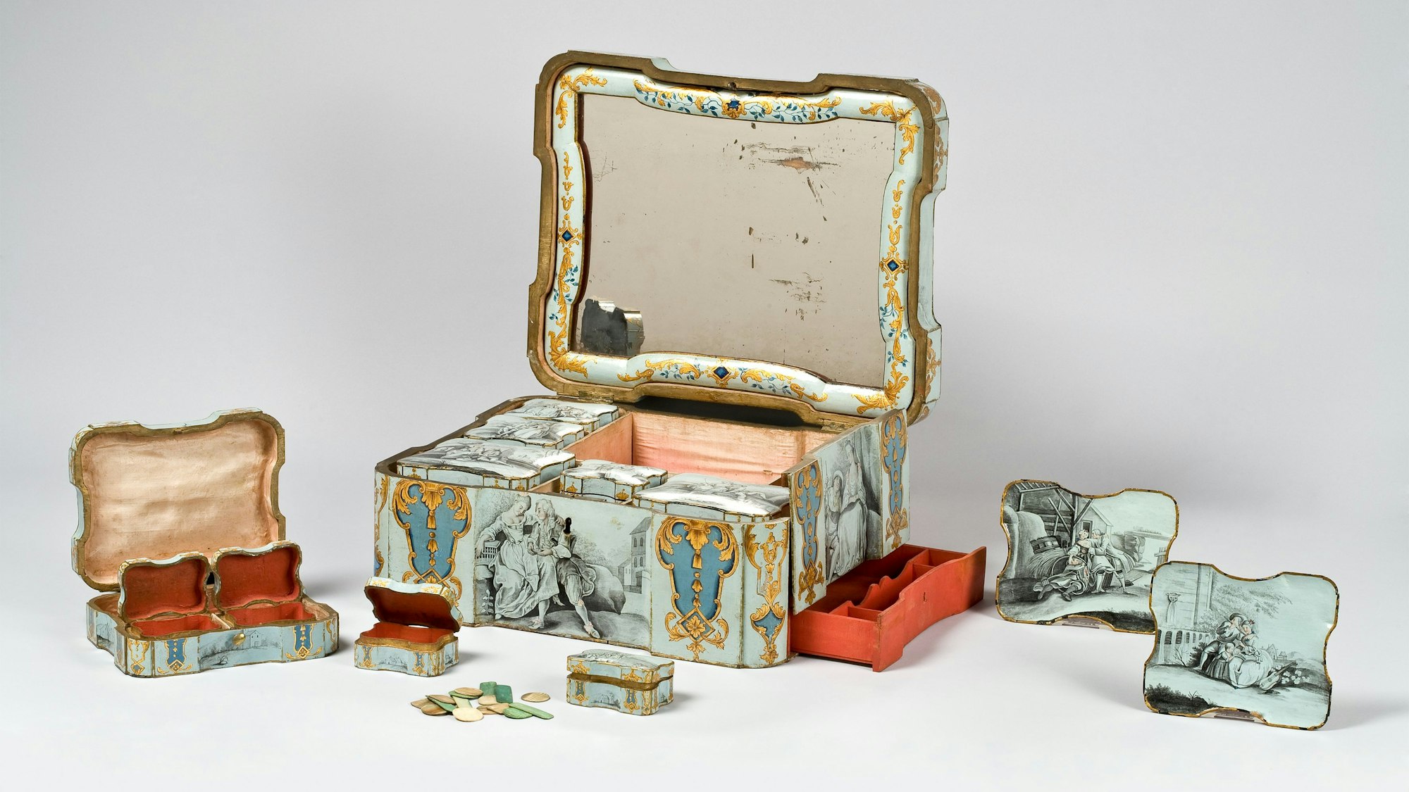 Reisetoilette im Rokoko-Lackkästchen