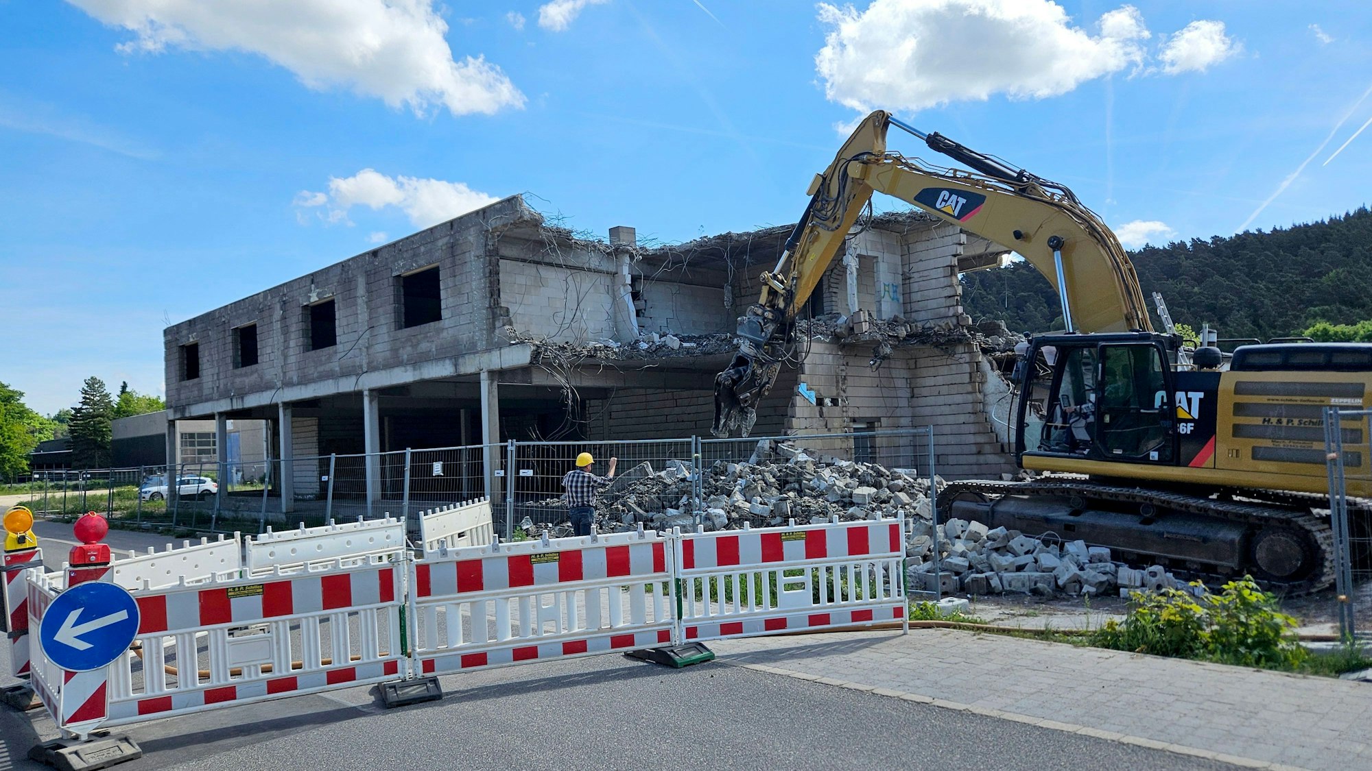 Das Foto zeigt einen Bagger beim Abbruch des Gebäudes.