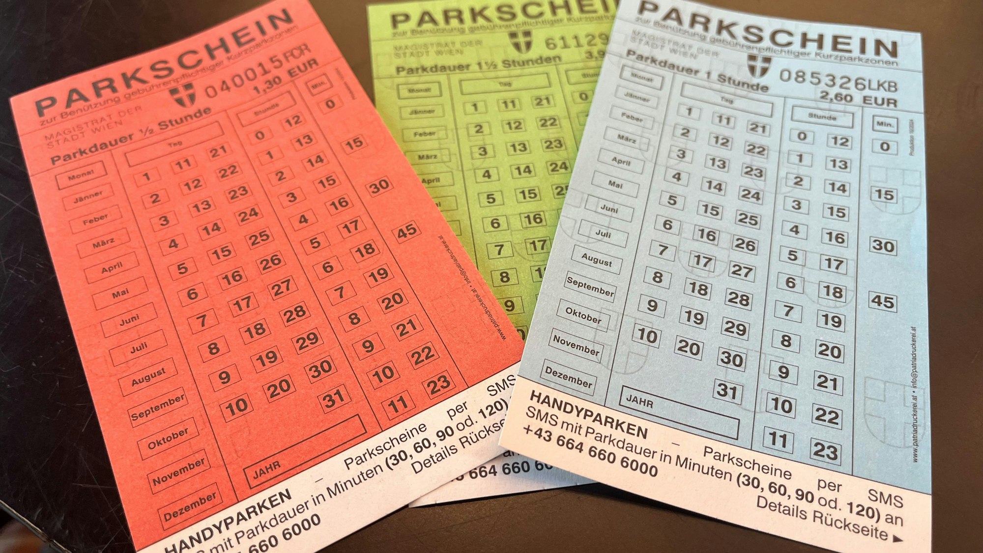 Zu sehen sind drei Parkscheine aus Wien.
