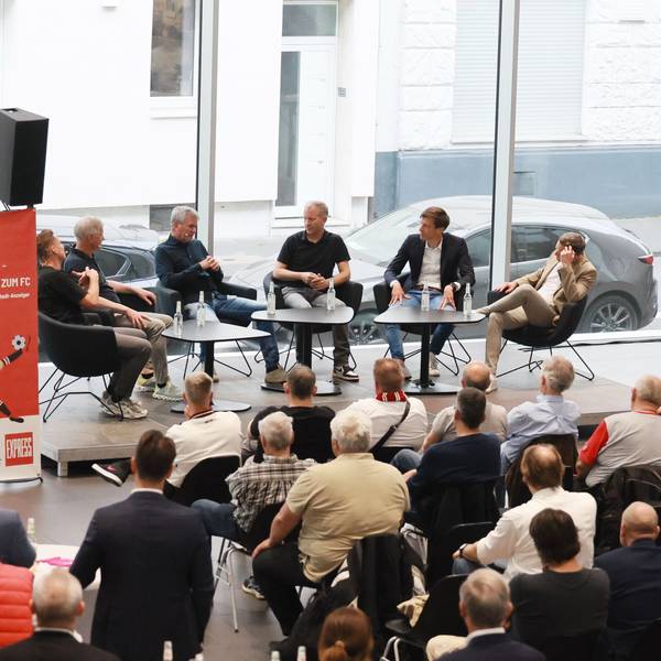Eine Gesprächsrunde in einem Autohaus.
