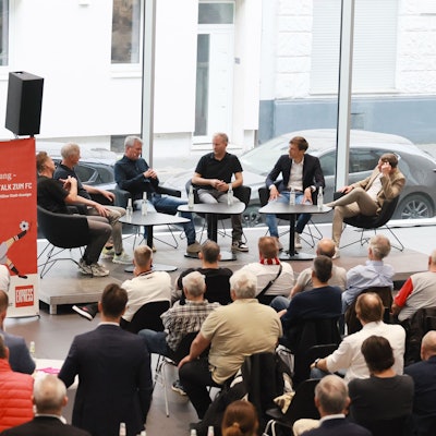 Eine Gesprächsrunde in einem Autohaus.