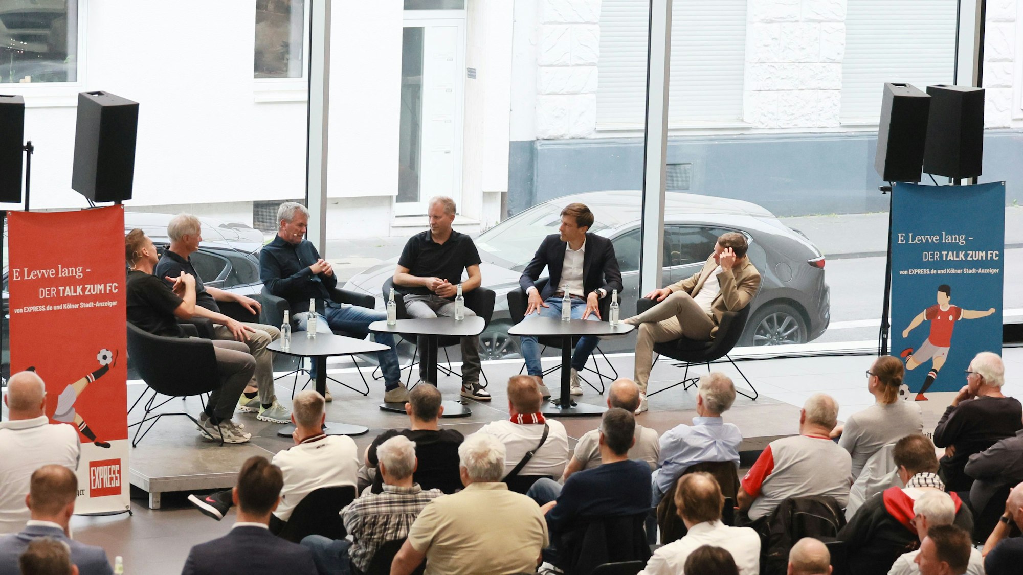 Eine Gesprächsrunde in einem Autohaus.