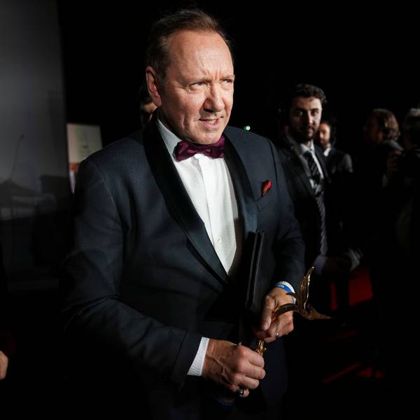 20.05.2025, Frankreich, Cannes: Kevin Spacey erhält den Preis für herausragende Leistungen in Film und Fernsehen während des Better World Fund 10th Anniversary Gala Dinner im Rahmen des 78. internationalen Filmfestivals in Cannes.