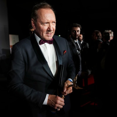 20.05.2025, Frankreich, Cannes: Kevin Spacey erhält den Preis für herausragende Leistungen in Film und Fernsehen während des Better World Fund 10th Anniversary Gala Dinner im Rahmen des 78. internationalen Filmfestivals in Cannes.