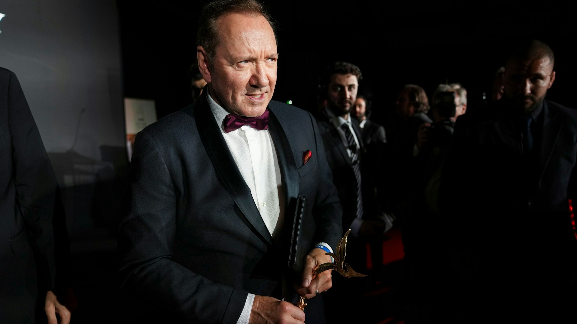 20.05.2025, Frankreich, Cannes: Kevin Spacey erhält den Preis für herausragende Leistungen in Film und Fernsehen während des Better World Fund 10th Anniversary Gala Dinner im Rahmen des 78. internationalen Filmfestivals in Cannes.