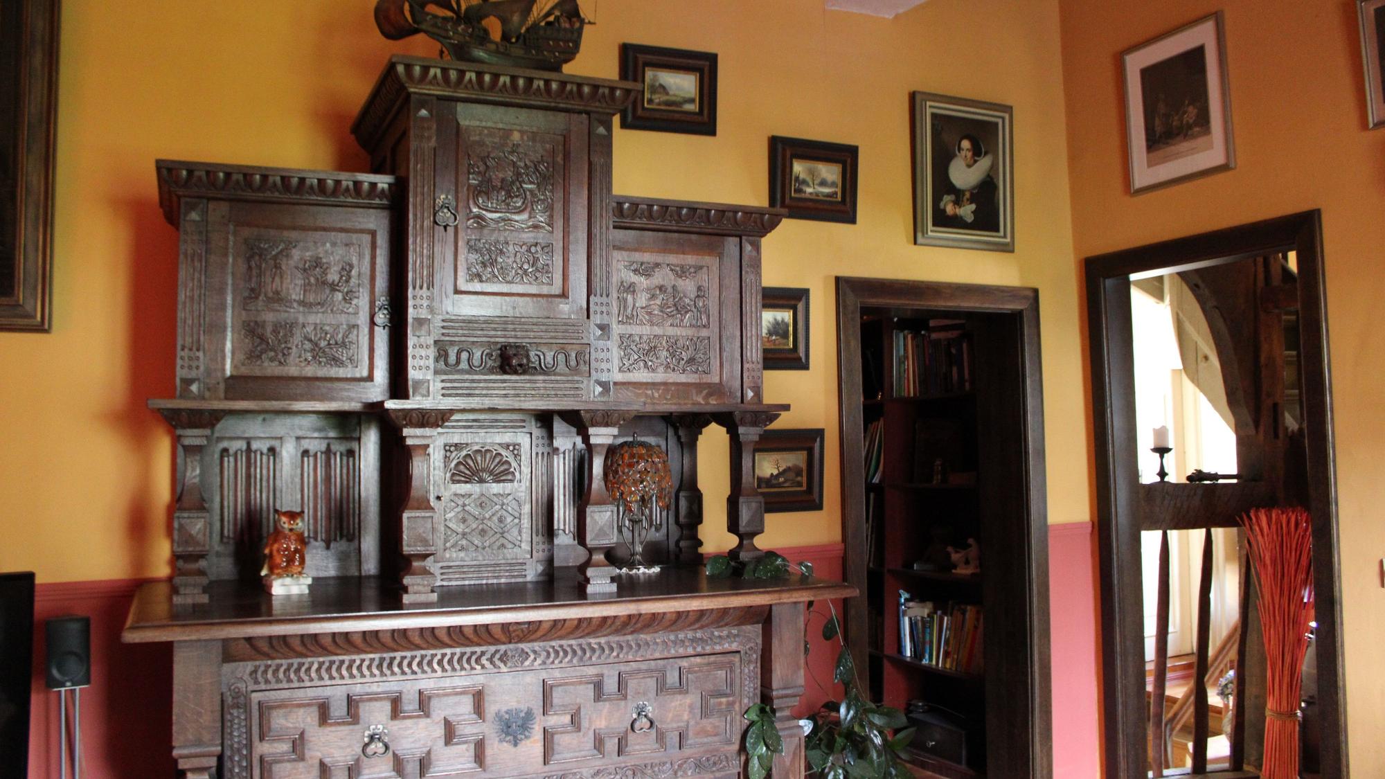 Ein belgischer Sakristei-Schrank im Wohnzimmer: Melchior und Prahl sammeln historische Möbelstücke.