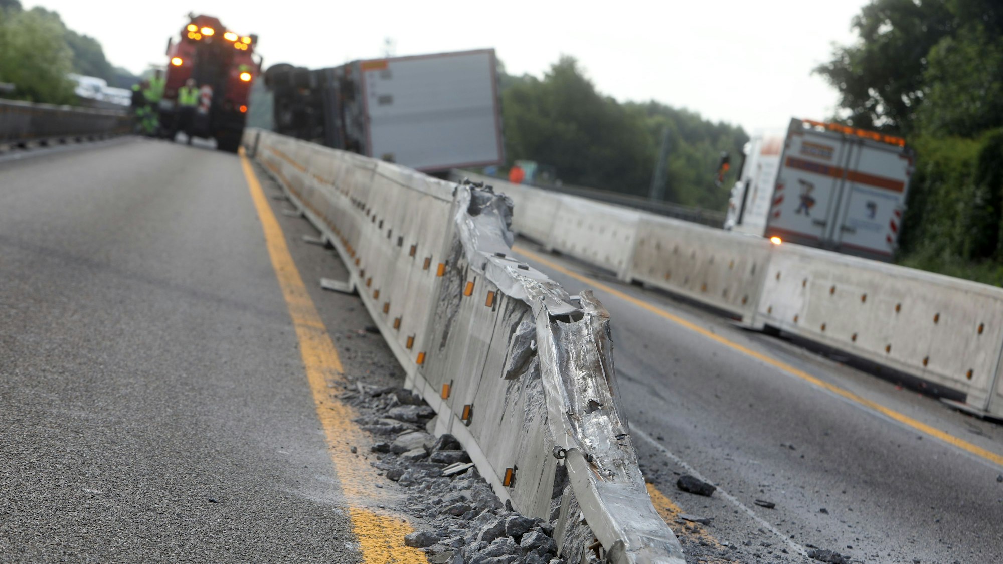 Die Fahrtrichtung Olpe war nach dem Lkw-Unfall ab dem Kreuz West voll gesperrt. Die Bergungsarbeiten hatten bis in die frühen Abendstunden gedauert.