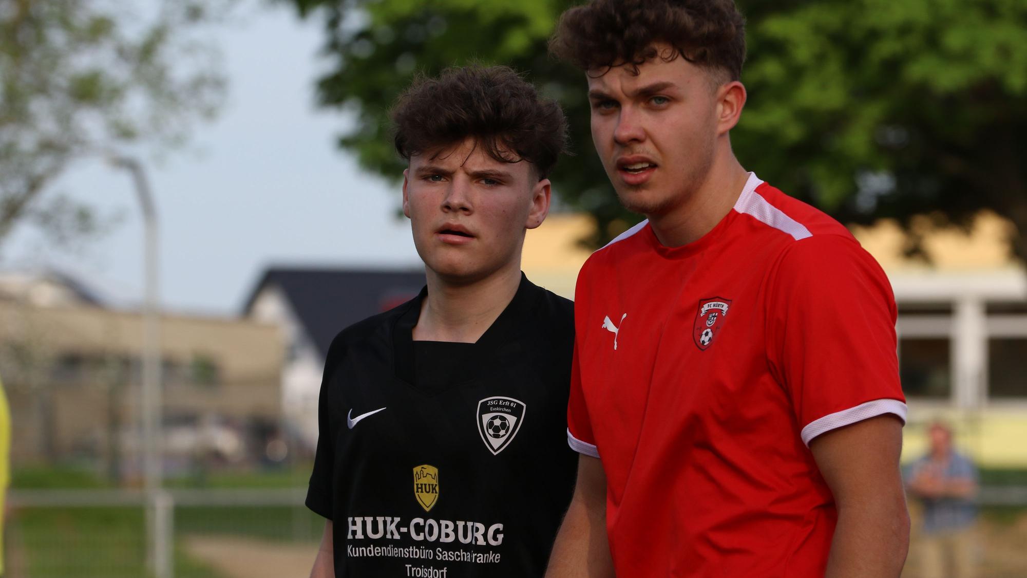 Philip Urbanek von der JSG Erft 01 steht neben einem Spieler des FC Hürth in der Schlussphase der Saison 2023/24.