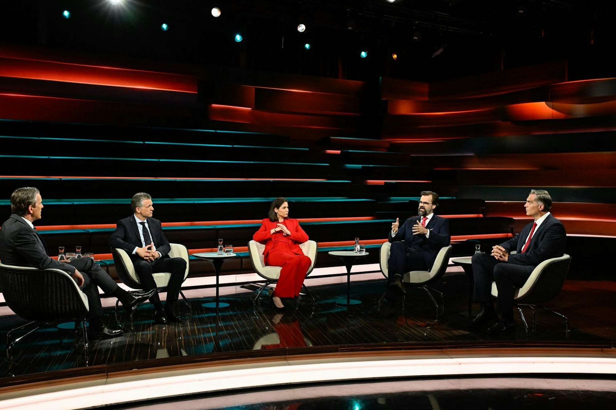 Markus Lanz (links) diskutierte am Dienstagabend mit CDU-Kanzleramtschef Thorsten Frei (zweiter von links), Journalistin Karina Mößbauer (Mitte), Politikwissenschaftler Frank Sauer (zweiter von rechts) und Journalist Frederik Pleitgen. (Bild: ZDF / Markus Hertrich)