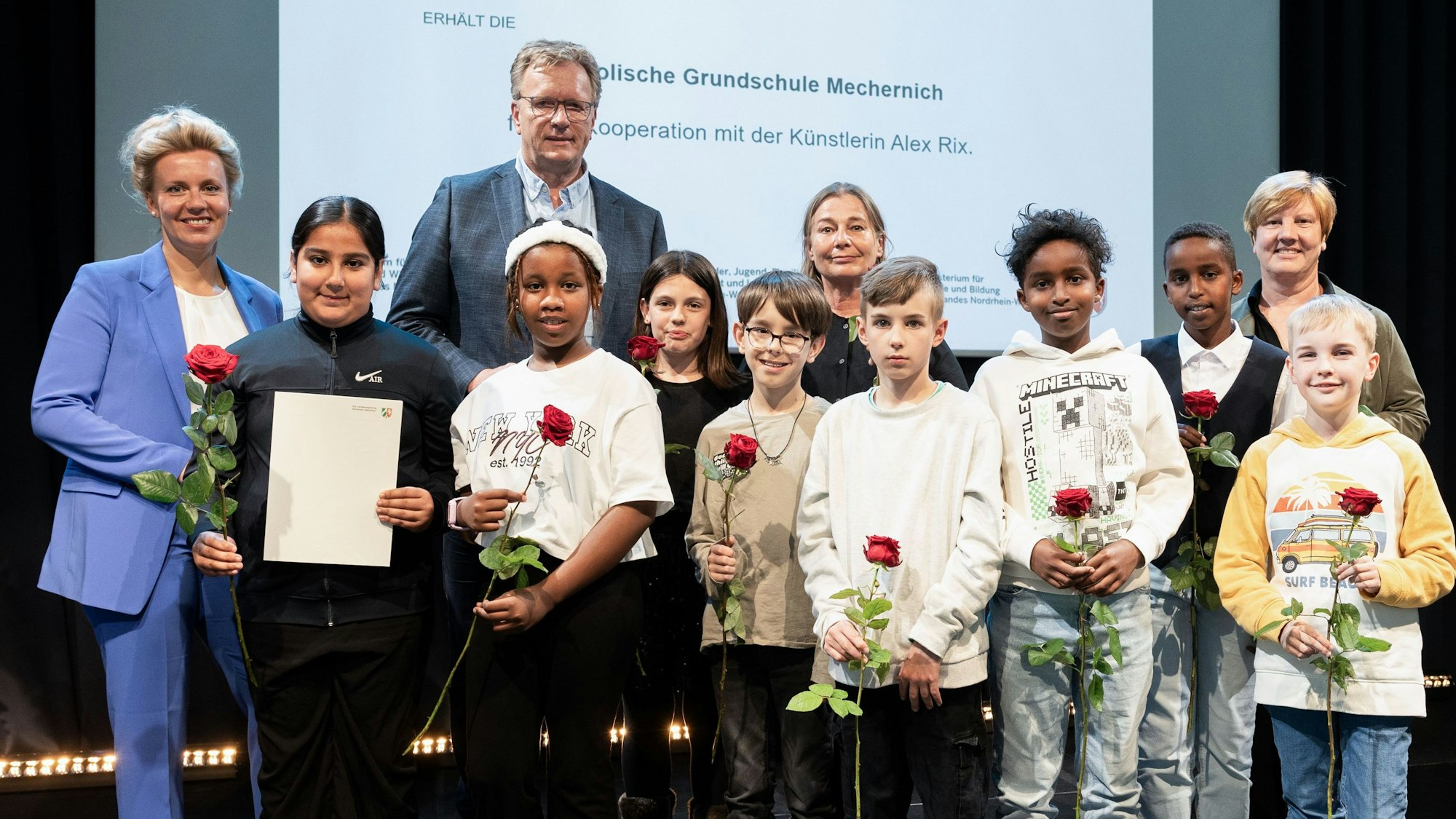 Acht Schülerinnen und Schüler reisten zusammen mit Schulleiter Lindner-Moog, der stellvertretenden Schulleiterin Iris Pollenders, der Künstlerin Alex Rix zur Preisverleihung nach Düsseldorf. Links: Ina Brandes, Ministerin für Kultur und Wissenschaft des Landes Nordrhein-Westfalen.