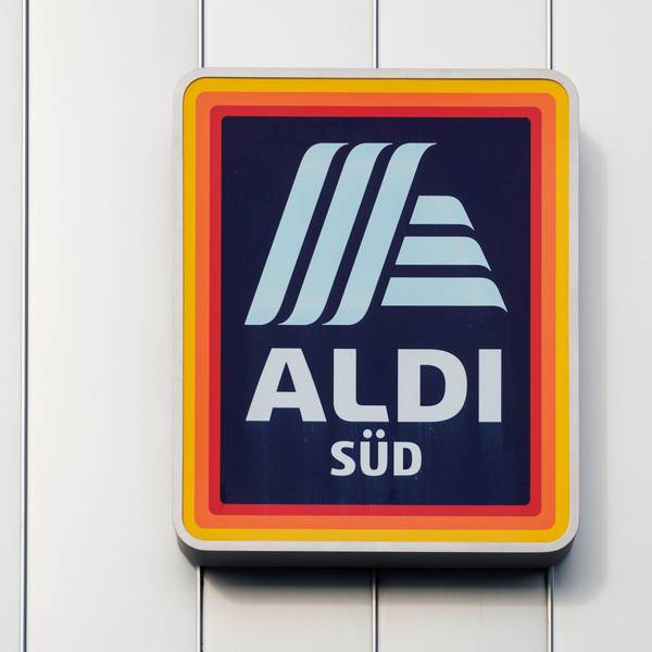 Das Logo von Aldi-Süd ist an der Fassade des Discounters angebracht.