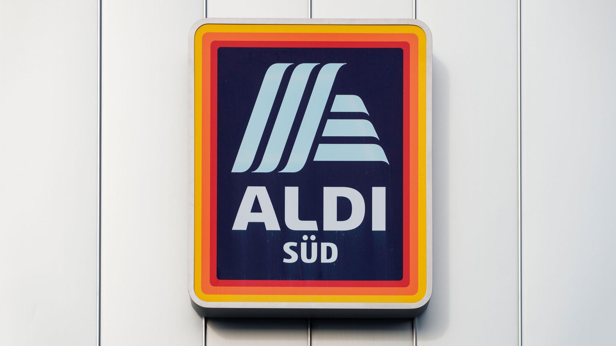 Das Logo von Aldi-Süd ist an der Fassade des Discounters angebracht.