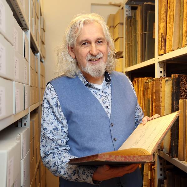 Klaus Hardering, ehemaliger Leiter des Kölner Domarchivs, an seiner früheren Wirkungsstätte.