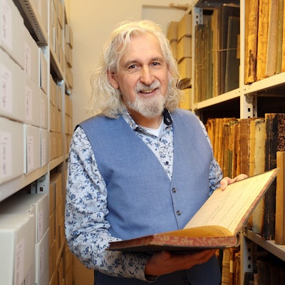 Klaus Hardering, ehemaliger Leiter des Kölner Domarchivs, an seiner früheren Wirkungsstätte.