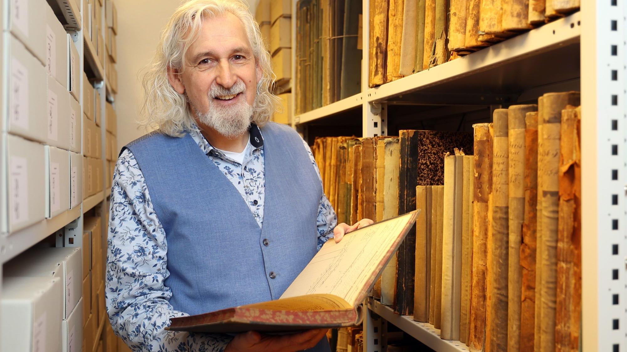 Klaus Hardering, ehemaliger Leiter des Kölner Domarchivs, an seiner früheren Wirkungsstätte.