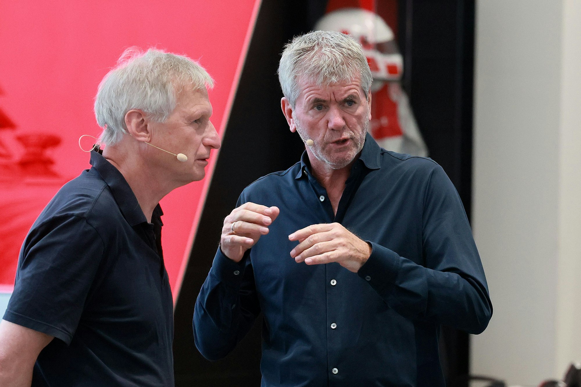 Zwei Männer sprechen miteinander.